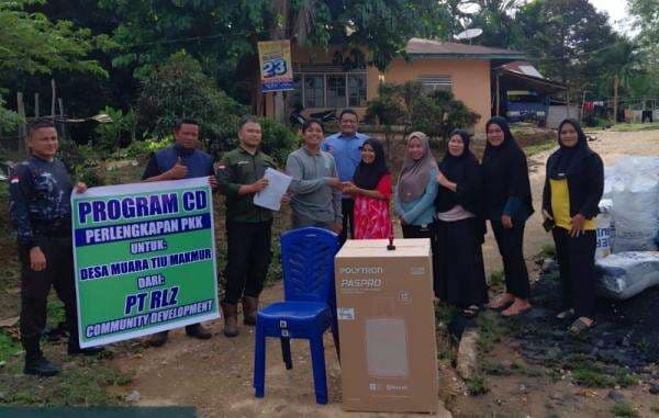 Jelang Akhir Tahun, PT Rimba Lazuardi Serahkan Bantuan Pengembangan Masyarakat Jelang Akhir Tahun, PT Rimba Lazuardi Serahkan Bantuan Pengembangan Masyarakat