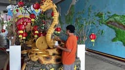 Sambut Imlek 2576, Klenteng Kwan Sing Bio Tuban Bersolek, Dengan Semarak Lampion dan Patung Sio Ular