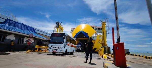 Natal 2024: 26 Ribu Orang dan Ribuan Kendaraan Menyebrang dari Merak, Antrean Meningkat Pesat!