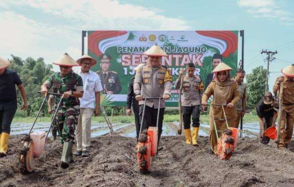 Polres Jombang Kolaborasi dengan Petani, Tanam Jagung Demi Wujudkan Swasembada Pangan