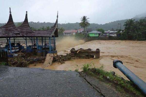 Bencana Banjir dan Longsor di Sumbar Tewaskan 23 Orang, Ribuan Warga Mengungsi