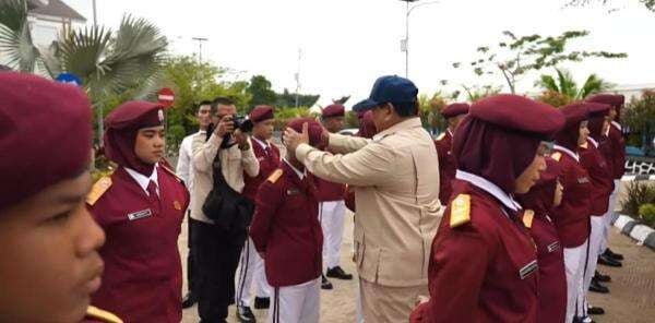 Momen Langka Prabowo Rapikan Baret dan Dasi Murid Sekolah Rakyat