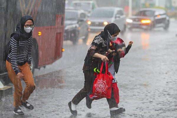 BMKG Prediksi Jakarta Hujan 8 Jam, Pramono Modifikasi Cuaca 2 Kali Hari Ini