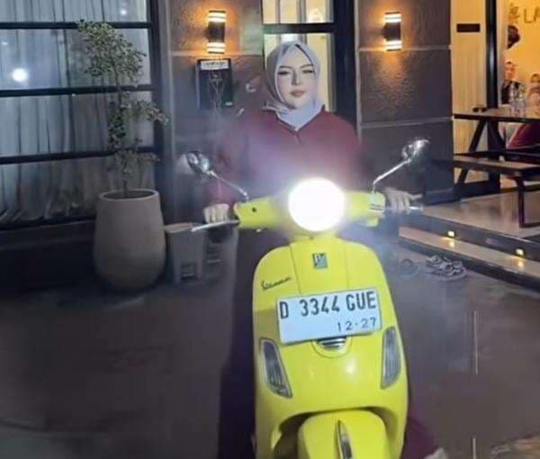 Intip Spesifikasi dan Harga Vespa Kuning Aura Kasih dan Lisa Mariana