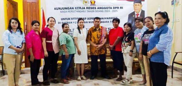 Reses: Esthon Foenay, Anggota Komisi II DPR RI Disambut Hangat, Warga Sampaikan Harapan Reses: Esthon Foenay, Anggota Komisi II DPR RI Disambut Hangat, Warga Sampaikan Harapan