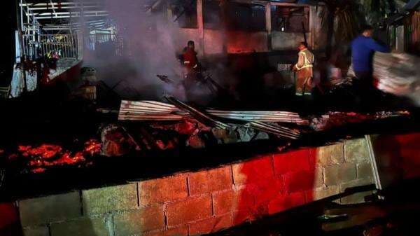 2 Rumah di Kadia Kendari Terbakar, Satu Orang Alami Luka Bakar 2 Rumah di Kadia Kendari Terbakar, Satu Orang Alami Luka Bakar