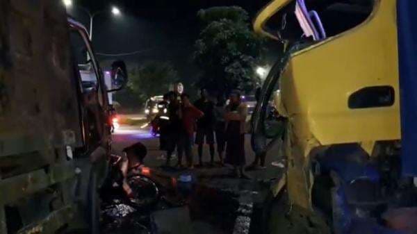 2 Truk Tabrakan di Bojonegoro, 2 Pemotor Tewas Terjepit 2 Truk Tabrakan di Bojonegoro, 2 Pemotor Tewas Terjepit