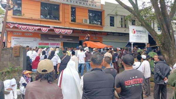 Ratusan Warga Geruduk Kantor Bawaslu Kota Tasikmalaya, Tuntut Tegaknya Demokrasi Tanpa Kecurangan