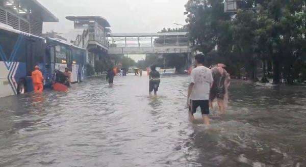 Banjir Rendam Jalan Mangga Dua Raya, 2 Bus Transjakarta Terjebak