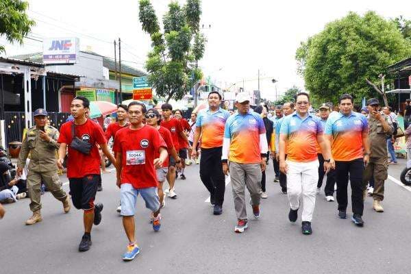 6.596 Peserta Ramaikan Gerak Jalan Mojokerto-Surabaya, Jarak Tempuhnya Capai 56 Kilometer