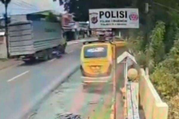 Kecelakaan Maut Elf Tabrak Motor di Jalur Cirebon-Bandung, Kakek dan 2 Cucu Tewas