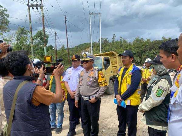 Longsor di Tanjung Alai, Arus Lalin Riau Sumbar Buka Tutup