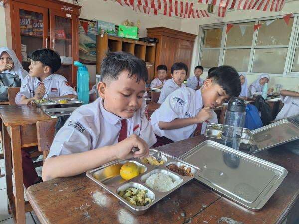 Suasana Hari Kedua Pelaksanaan Program Makan Bergizi Gratis di SDN Karawang Kulon 2