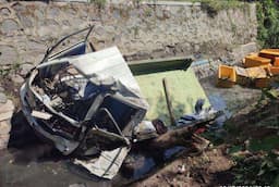 Pikap Angkut Ikan Masuk Sungai, Tiga Penumpang Luka - luka