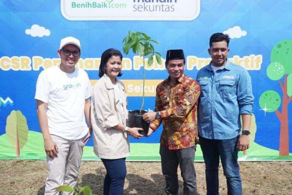 Mandiri Sekuritas Tanam 200 Pohon di Desa Hambalang, Bogor