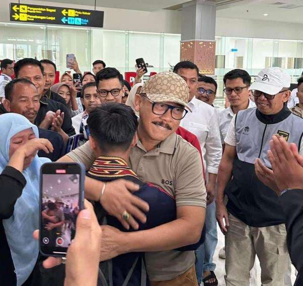 Sambut Juara Dunia Pencak Silat di Bandara Tampa Padang, SDK: Saya Bangga Kepada Darmawan