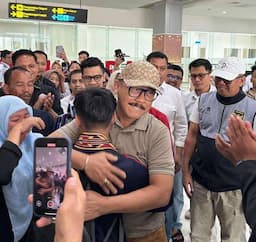 Sambut Juara Dunia Pencak Silat di Bandara Tampa Padang, SDK: Saya Bangga Kepada Darmawan