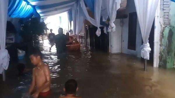 Sempat Surut, Banjir di Bidara Cina Jaktim Rendam Permukiman Setinggi 2 Meter