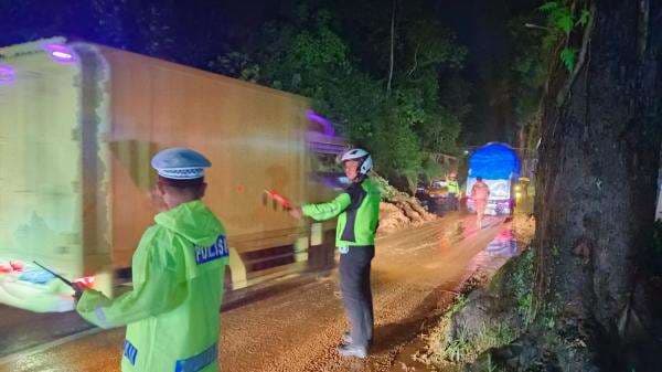 Longsor di Salawu, Arus Lalin Jalur Tasikmalaya-Garut Sempat Macet