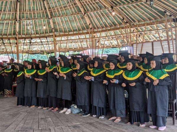 60 Kakek Nenek di Sekolah Lansia Purbalingga Wisuda, Makin Tangguh dan Mandiri Jalani Masa Tua