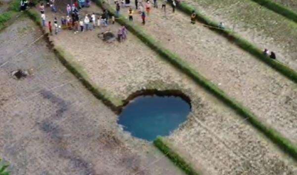 Geger Sinkhole Berair Biru di Limapuluh Kota, Warga Diminta Tak Percaya Mitos Ini