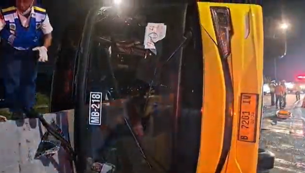 Breaking News! Bus Terguling di Exit Tol Krapyak Semarang, 15 Penumpang Tewas