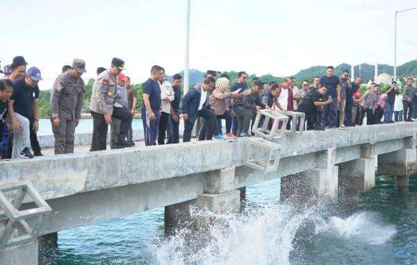 Pj Bahtiar dan Forkopimda Sulbar Tenggelamkan Seribu Karang Buatan di Teluk Mamuju