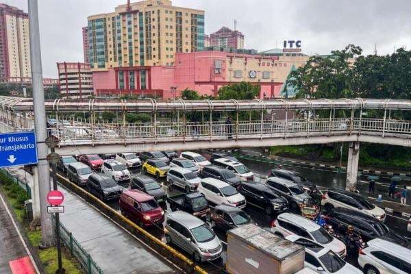 Tips Nyaman Naik Angkutan Umum di Musim Hujan