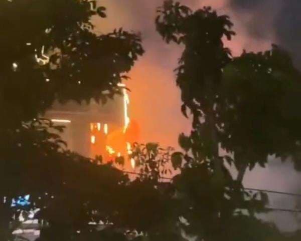 Papan Reklame Samping Mal Sarinah Terbakar, Api Berhasil Dipadamkan