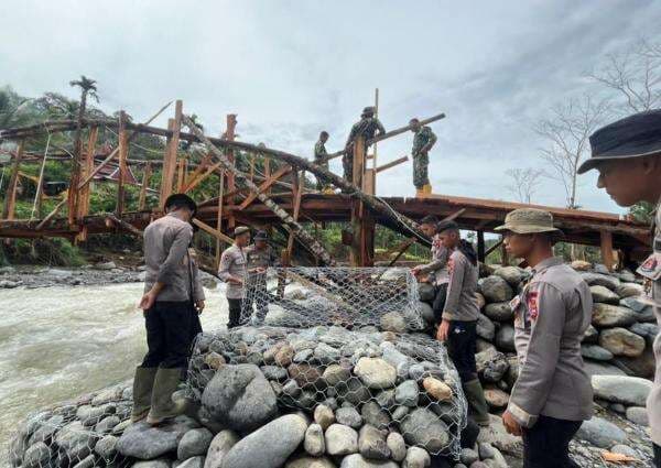 Aksi TNI-Polri Berjibaku Bangun Jembatan Darurat Buka Akses Daerah Terisolasi di Agam