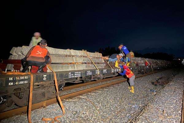 Imbas Banjir di Jalur Rel Stasiun Gubug-Karangjati, KAI Kerahkan 5 KA Pengangkut Material