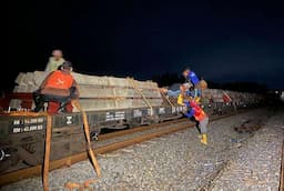 Imbas Banjir di Jalur Rel Stasiun Gubug-Karangjati, KAI Kerahkan 5 KA Pengangkut Material