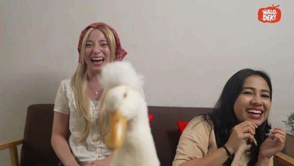 Pertama Kali Bareng Feliciwa, Azia Riza Bikin Prank Tergila di HALO, DEK!