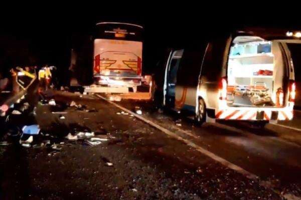 Kecelakaan Bus Tabrak Truk di Tol Magetan, Sopir Kritis dan 20 Penumpang Luka