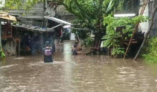 Banjir Jakarta: 11 RT Masih Terendam, Ribuan Warga Mengungsi