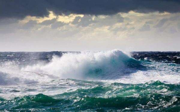 BMKG Peringatkan Gelombang Tinggi di Perairan Indonesia hingga 3 Januari