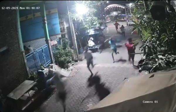 Viral Aksi Sekelompok Gangster Saling Kejar di Permukiman Warga Semarang