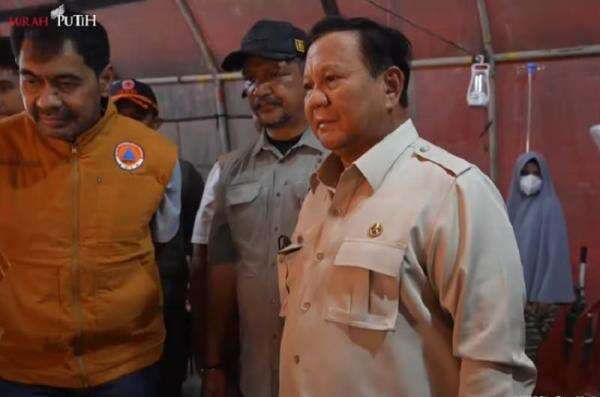 Prabowo Didampingi Mualem Tinjau Pengungsi Banjir di Aceh Tamiang, Disambut Salawat Badar
