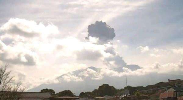 Gunung Marapi Erupsi Semburkan Abu Setinggi 1.600 Meter