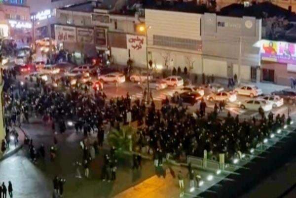 Pantau Situasi di Iran, Kemlu Pastikan Evakuasi WNI Belum Diperlukan 