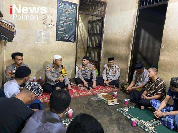 Wakapolres Bersama Pejabat Utama Buka Puasa dan Shalat Bersama di Rutan Polres Polman Wakapolres Bersama Pejabat Utama Buka Puasa dan Shalat Bersama di Rutan Polres Polman