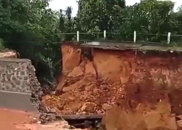 Hujan Deras Picu Longsor Dahsyat di Pagedangan Tangerang, Jalan Desa Terputus