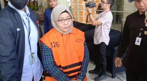 Pakai Rompi Oranye, ASN BPK Digiring ke Mobil Tahanan usai Terjaring OTT KPK