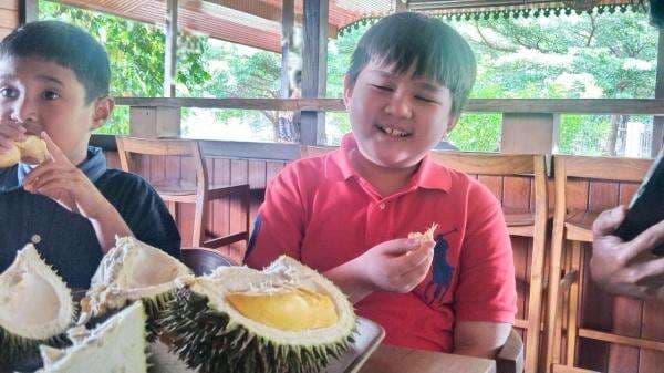 Bocah 10 Tahun Ungkap Kelezatan Durian D24 Malaysia yang Bikin Ketagihan di Depok