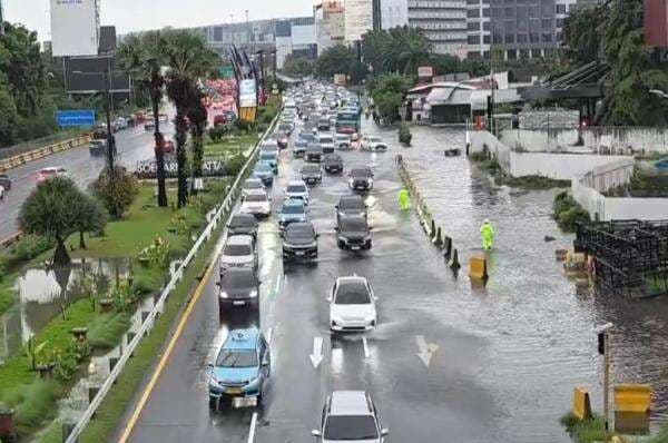 Tol Sedyatmo arah Soetta Banjir usai Diguyur Hujan, Macet Mengular hingga 1,5 Km