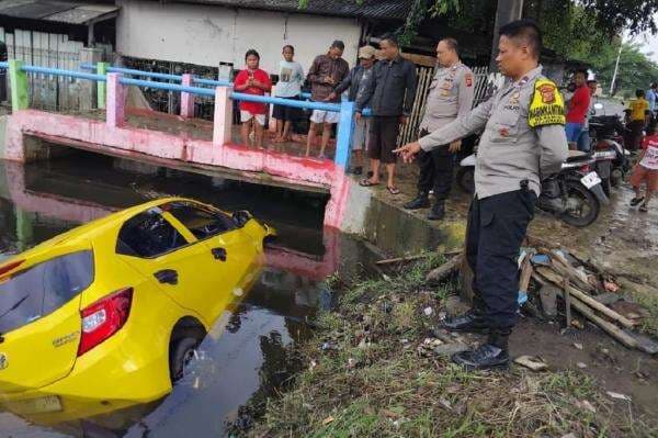 Oknum Polisi di Karawang Diduga Tabrak Lari, Panik Dikejar Warga Mobilnya Masuk Kali