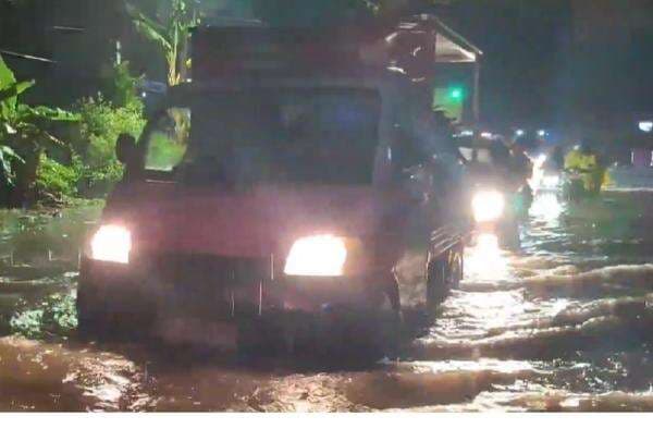 Banjir Luapan Sungai Bodri Rendam Jalur Cirebon-Kuningan, Ratusan Motor Mogok