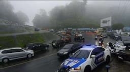 Kawasan Puncak Diselimuti Kabut Tebal, Pengguna Kendaran Diminta Berhati-hati