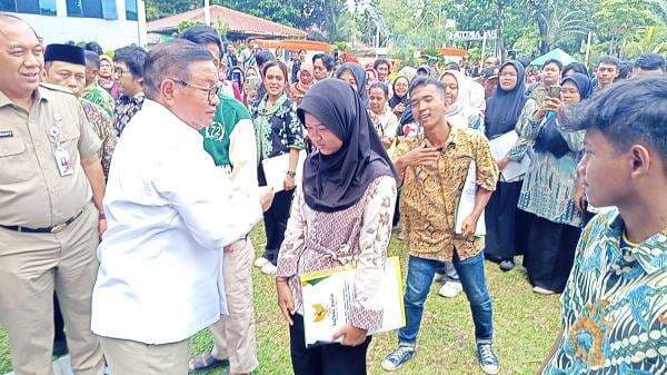 Pramono Serahkan 2.753 Ijazah Warga yang Ditahan Sekolah