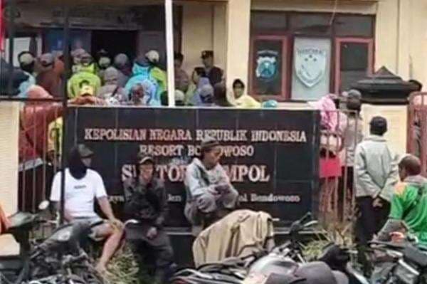 Ratusan Warga Kepung Polsek Ijen Bondowoso, Kapolsek Ditarik Paksa Keluar Ratusan Warga Kepung Polsek Ijen Bondowoso, Kapolsek Ditarik Paksa Keluar